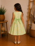 Robe Fille Vert Pastel avec Nœud Décoratif – Douceur et Élégance