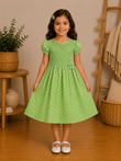 Robe Fille Verte à Pois Blancs et Buste Smocké – Chloé