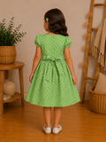 Robe Fille Verte à Pois Blancs et Buste Smocké – Chloé
