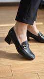 Mocassins Chic à Talon Carré et Boucle Dorée